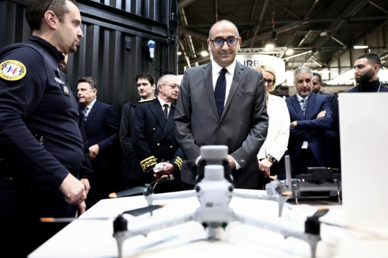 Le ministre français de l'Intérieur Laurent Nunez face à un drone semi-professionnel Mavic au salon de la sécurité MIlipol à Villepinte, au nord de Paris, le 18 novembre 2025 ( AFP / Thibaud MORITZ )