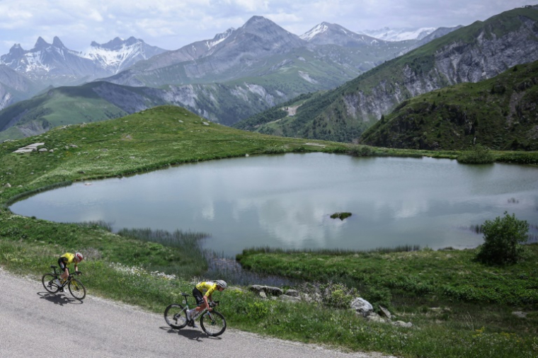 Tadej Pogacar (d) et Jonas Vingegaard près du Col de la Croix de Fer, lors de la 7e étape du Dauphiné, le 14 juin 2025 ( AFP / Anne-Christine POUJOULAT )