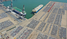Photo de voitures destinées à l'exportation dans un port de Yantai