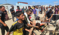 Des hommes blessés transportés vers une clinique de Rafah, dans le sud de Gaza, le 12 juillet 2025 ( AFP / - )