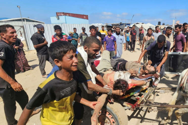 Des hommes blessés transportés vers une clinique de Rafah, dans le sud de Gaza, le 12 juillet 2025 ( AFP / - )