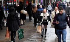 Des acheteurs marchent sur Oxford Street à Londres