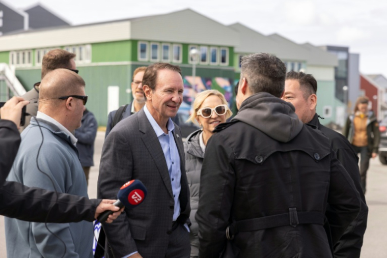 L'émissaire spécial de Donald Trump pour le Groenland, Jeff Landry (c), le 20 mai 2026 à Nuuk, au Groenland ( Ritzau Scanpix / Christian Klindt Soelbeck )