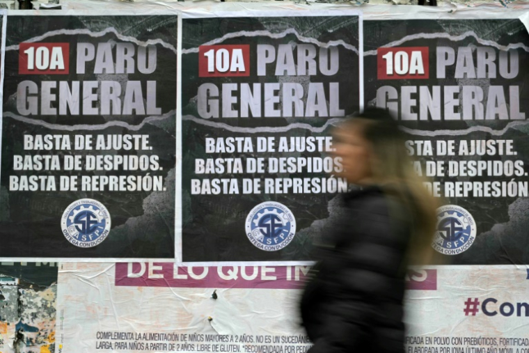 Des affiches annonçant la grève de 24 heures, à l'exception des bus, appelée par les syndicats dcontre la politique économique du président argentin Javier Milei, le 10 avril 2025 à Buenos Aires ( AFP / JUAN MABROMATA )