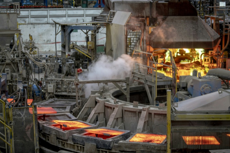 Du cuivre fondu est préparé à la raffinerie Canadian Copper Refinery (CCR), propriété de Glencore, à Montréal, au Canada, le 17 juillet 2025 ( AFP / ANDREJ IVANOV )