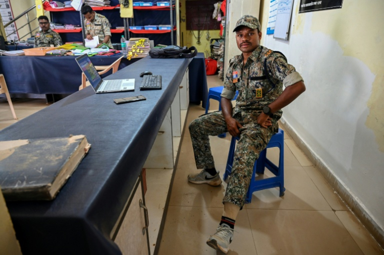Kishan Hapka, membre des District Reserve Guards, une unité paramilitaire engagée contre les Maoïstes, et victime d'une mine artisanale, le 1er avril 2026 à Bijapur, dans l'Etat de Chhattisgarhen Inde ( AFP / Shammi MEHRA )