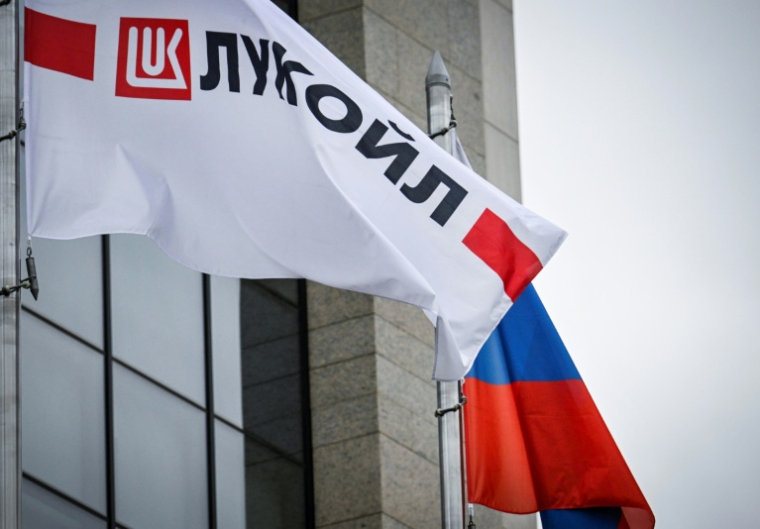 Le logo du géant pétrolier russe Lukoil au siège de l'entreprise à Moscou, le 23 octobre 2025 ( AFP / Alexander NEMENOV )