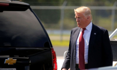 Trump arrive à bord de son avion pour un meeting de campagne à Fort Myers, Floride