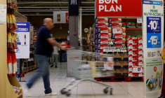 Un client pousse un caddie alors qu'il fait ses courses dans un supermarché Carrefour à Montesson
