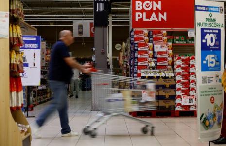 Un client pousse un caddie alors qu'il fait ses courses dans un supermarché Carrefour à Montesson