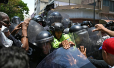 Affrontements entre police et manifestants à Caracas, au Venezuela, le 9 avril 2026 ( AFP / Juan BARRETO )