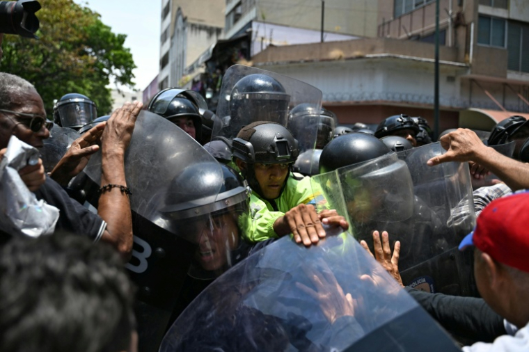 Affrontements entre police et manifestants à Caracas, au Venezuela, le 9 avril 2026 ( AFP / Juan BARRETO )