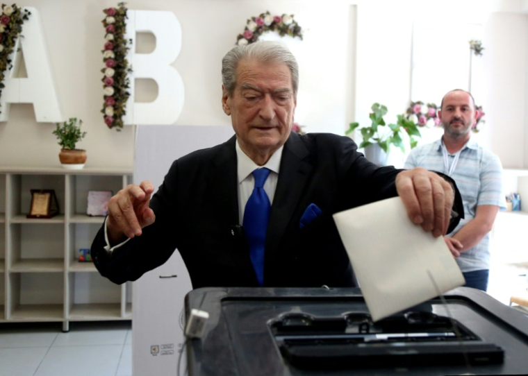 Le leader de l'opposition albanaise, Sali Berisha, vote lors des élections législatives, le 11 mai 2025 à Tirana ( AFP / STRINGER )