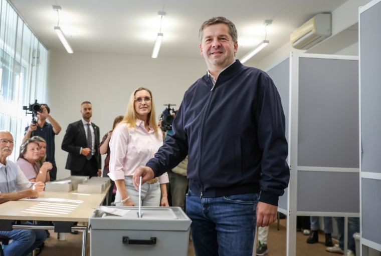 Sven Schulze, ministre-président de Saxe-Anhalt et tête de liste CDU aux élections régionales de Saxe-Anhalt, dépose son bulletin de vote sous le regard de son épouse, Kati Schulze, à Magdebourg, dans l'est de l'Allemagne, le 6 septembre 2026 ( AFP / Ronny HARTMANN )