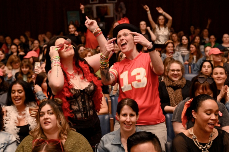 Des fans de Taylor Swift rassemblés le 3 octobre 2025 dans un téhéâtre de Melbourne (Australie) dansent sur le dernier album de leur idole ( AFP / William WEST )