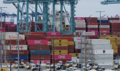 Un porte-conteneurs est déchargé au port de Los Angeles