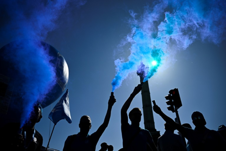 Des manifestants place de la Bastille à Paris, le 18 septembre 2025 ( AFP / JULIEN DE ROSA )