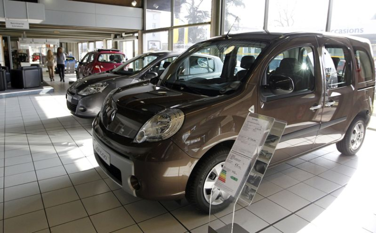 Le showroom d'un concessionnaire automobile Renault à Bordeaux