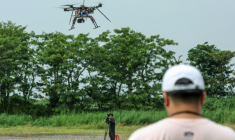 Pilotage d'un drone multirotor lors du deuxième Défi national d'application des drones (UAV) à la défense, le 16 octobre 2024 à Chiayi, à Taïwan ( AFP / I-Hwa CHENG )