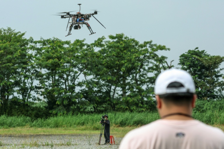 Pilotage d'un drone multirotor lors du deuxième Défi national d'application des drones (UAV) à la défense, le 16 octobre 2024 à Chiayi, à Taïwan ( AFP / I-Hwa CHENG )