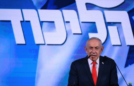 Le Premier ministre israélien Benjamin Netanyahu s'adresse à ses partisans lors d'une soirée électorale après l'annonce des premiers sondages à la sortie des urnes, le 28 octobre 2026 à Jérusalem ( AFP / Jewel SAMAD )