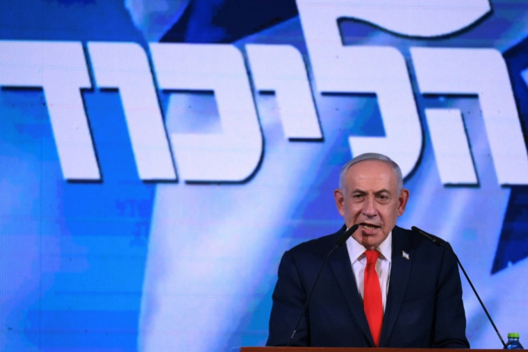 Le Premier ministre israélien Benjamin Netanyahu s'adresse à ses partisans lors d'une soirée électorale après l'annonce des premiers sondages à la sortie des urnes, le 28 octobre 2026 à Jérusalem ( AFP / Jewel SAMAD )