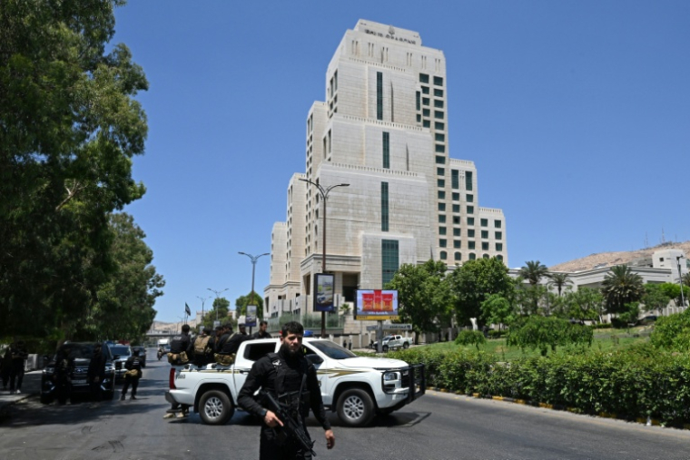 Un garde déployé devant l'hôtel des Four Seasons Hotel après deux attentats à la bombe, le 7 juillet 2026 à Damas ( AFP / LOUAI BESHARA  )