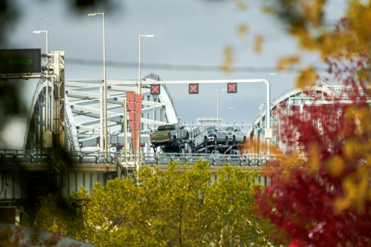 Des véhicules sont transportés vers les États-Unis depuis le Canada au poste frontière du pont Blue Water à Sarnia, en Ontario, le 24 octobre 2025 ( AFP / Geoff Robins )