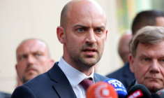 Le ministre français de l'Europe et des Affaires étrangères, Jean-Noël Barrot, s'adresse aux médias après les négociations sur le nucléaire avec l'Iran à Genève