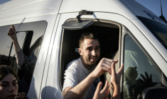 L'ex-otage israélien à Gaza, Avinatan Or, retrouve le domicile de ses parents dans la colonie de Shilo en Cisjordanie le 21 octobre 2025.  ( AFP / John Wessels )