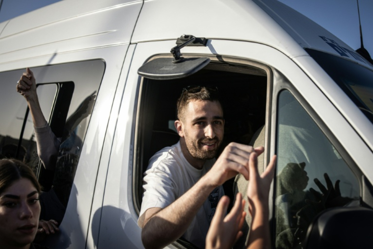 L'ex-otage israélien à Gaza, Avinatan Or, retrouve le domicile de ses parents dans la colonie de Shilo en Cisjordanie le 21 octobre 2025. ( AFP / John Wessels )
