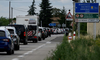 Des automobilistes le long de nationale 7, près de la commune du Péage-de-Roussillon, en Isère, le 2 août 2025  ( AFP / JEAN-PHILIPPE KSIAZEK )