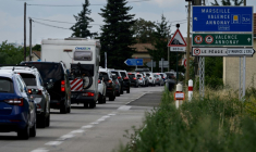 Des automobilistes le long de nationale 7, près de la commune du Péage-de-Roussillon, en Isère, le 2 août 2025  ( AFP / JEAN-PHILIPPE KSIAZEK )