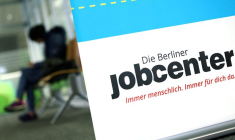 Une personne attend à l'intérieur d'un centre pour l'emploi à Berlin