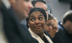 La cheffe du Parti conservateur, Kemi Badenoch (au centre), écoute une conférence de presse dans le centre de Londres, le 19 août 2026 ( AFP / JUSTIN TALLIS )