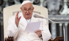 Le pape François assiste à l'audience générale hebdomadaire sur la place Saint-Pierre au Vatican