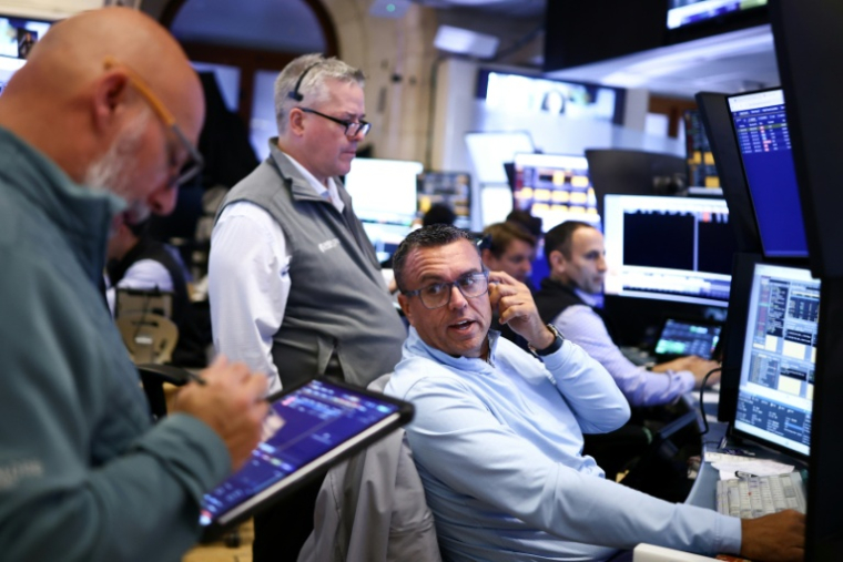 Des traders à la Bourse de New York le 28 septembre 2026 ( AFP / CHARLY TRIBALLEAU )