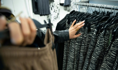 Les Français consomment toujours de plus en plus de vêtements neufs, avec un record en 2024, alors qu'une loi visant la mode éphémère vient d'être adoptée au Sénat et que les associations ne cessent d'alerter sur le coût environnemental de l'industrie textile ( AFP / Antonin UTZ )