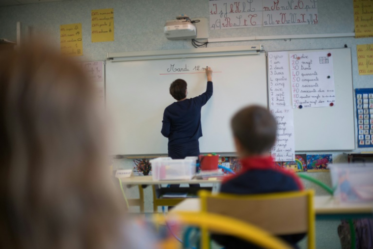 La Cour des comptes constate "une transformation profonde du modèle traditionnel de la fonction publique, basé historiquement sur l'accès au statut de fonctionnaire en début de carrière et par la voie du concours" ( AFP / LOIC VENANCE )