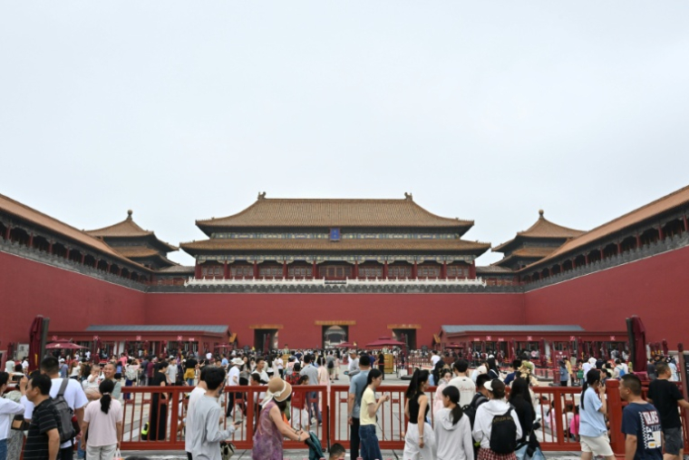 Des touristes visitent la Cité Interdite à Pékin, le 11 juillet 2026 ( AFP / ADEK BERRY )