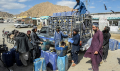 Des vendeurs remplissent des bidons d'essence iranienne de contrebande, à la périphérie de Quetta, dans la province du Baloutchistan, le 14 mar 2026 au Pakistan ( AFP / Banaras KHAN )