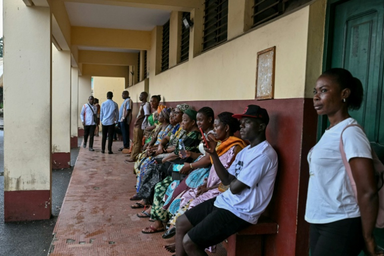 Des électeurs attendent de voter pour les élections législatives en Côte-d'Ivoire, deux mois après une présidentielle très largement remportée par Alassane Ouattara, le 27 décembre 2025 à Abidjan ( AFP / SIA KAMBOU )