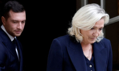 Jordan Bardella, président du Rassemblement National, et Marine Le Pen, dirigeante d'extrême droite et députée, quittent l'Hôtel Matignon après une réunion avec le Premier ministre français à Paris