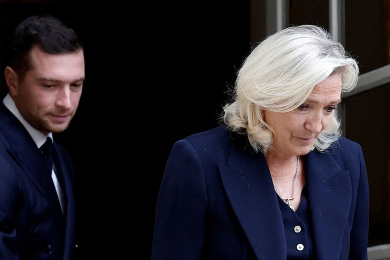 Jordan Bardella, président du Rassemblement National, et Marine Le Pen, dirigeante d'extrême droite et députée, quittent l'Hôtel Matignon après une réunion avec le Premier ministre français à Paris