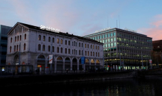 Les banques Crédit Agricole Indosuez et BNP Paribas sont photographiées dans le quartier financier "Quartier des Banques" à Genève