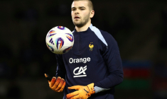 Le gardien Lucas Chevalier à l'échauffement avant un match qualificatif du Mondial des Bleus contre l'Azerbaïdjan à Bakou, le 16 novembre 2025  ( AFP / FRANCK FIFE )
