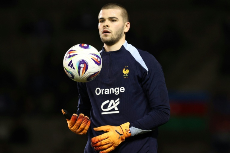 Le gardien Lucas Chevalier à l'échauffement avant un match qualificatif du Mondial des Bleus contre l'Azerbaïdjan à Bakou, le 16 novembre 2025  ( AFP / FRANCK FIFE )