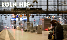 Un passager attend un train de la Deutsche Bahn à Cologne, en Allemagne