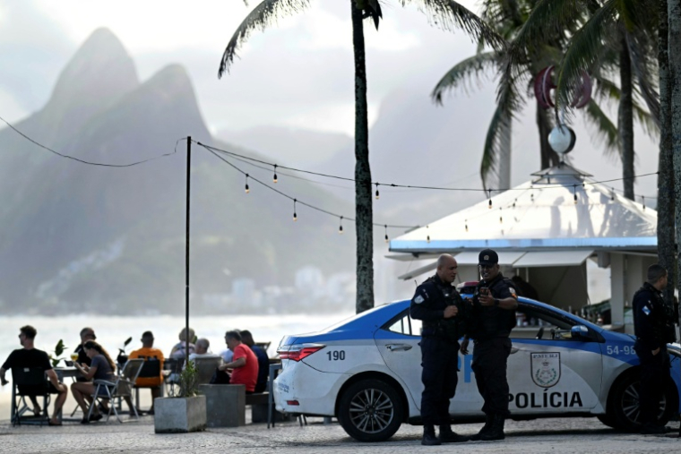 Patrouille de la police militaire sur la plage d'Arpoador, à Rio de Janeiro, le 2 septembre 2026 ( AFP / MAURO PIMENTEL )