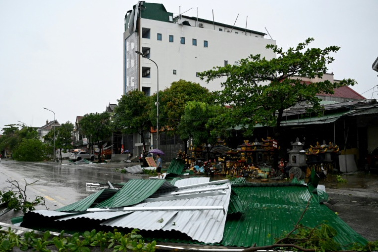 Un toit en tôle ondulée emporté lors du passage du typhon Kajiki à Vinh, dans la province de Nghe An, le 26 août 2025 au Vietnam ( AFP / Nhac NGUYEN )